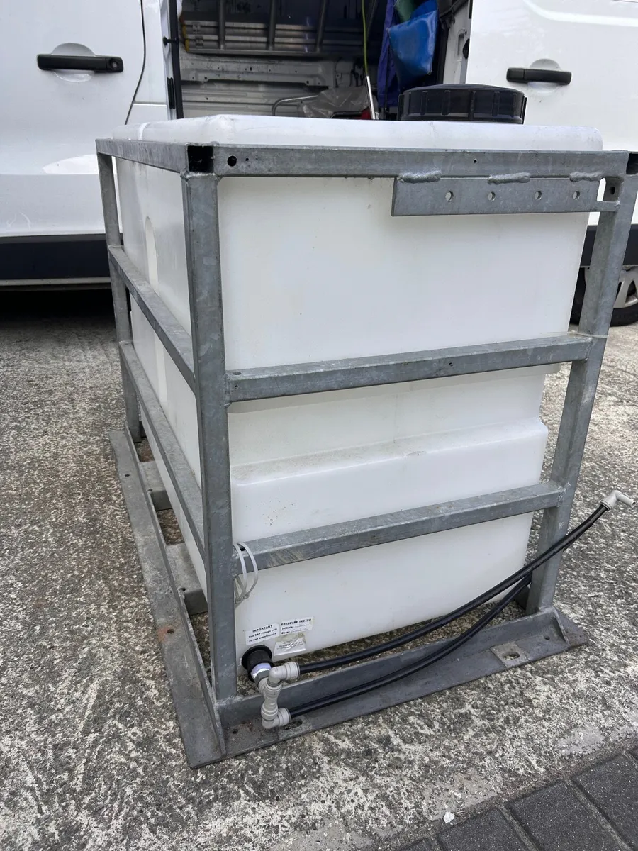 Water tank in a sturdy metal frame - Image 3