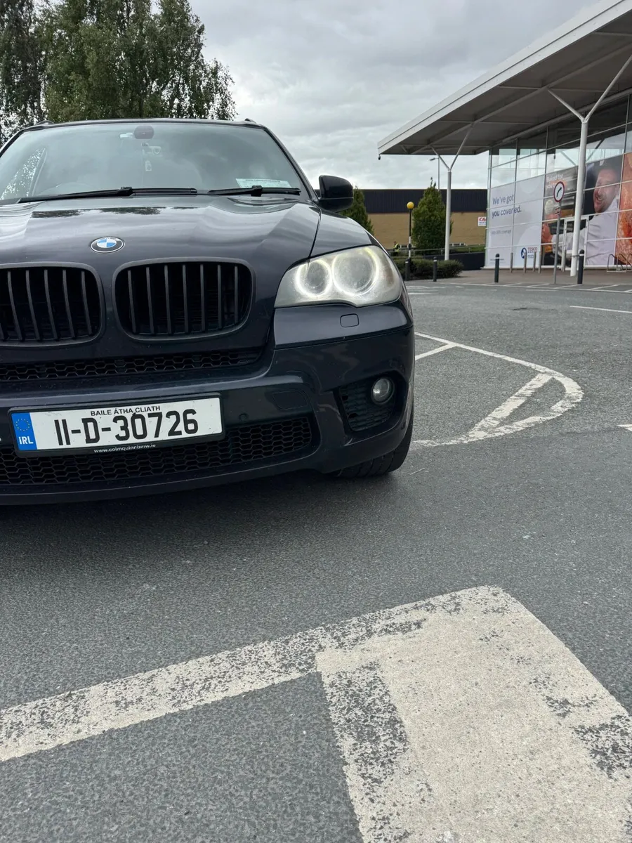 BMW X5 2011 crew cab - Image 2