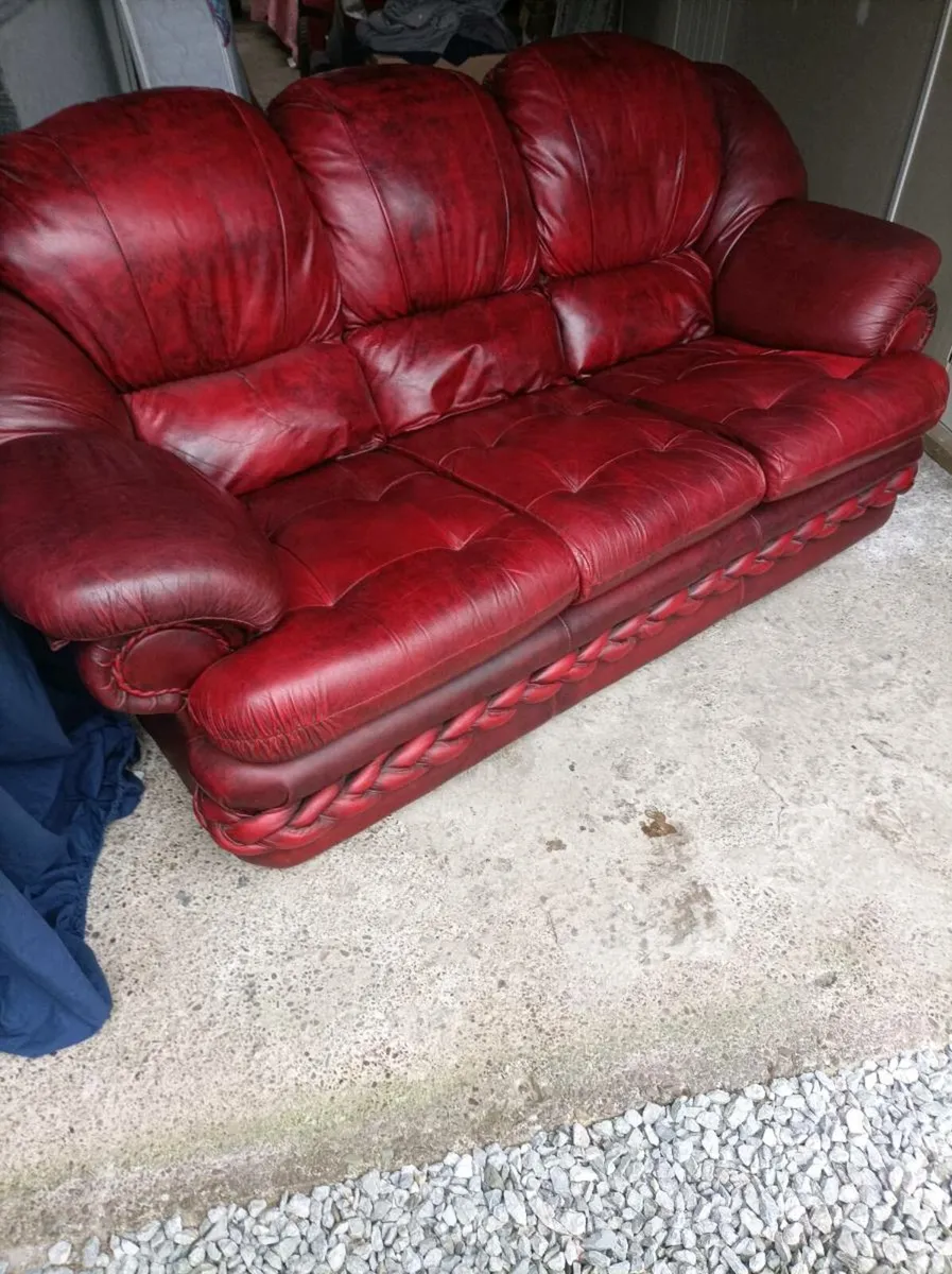 Arm chairs red leather and sofa 3+1+1 seaters - Image 1