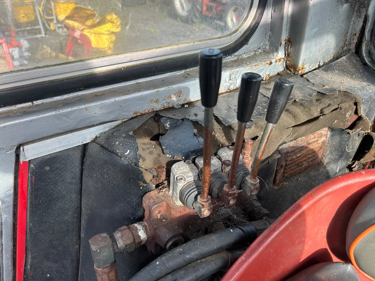 1982 Massey Ferguson 565 2wd - Image 4