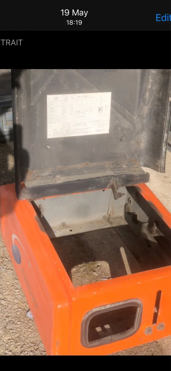 Hitachi zaxis 110/130 panel/ toolbox - Image 3