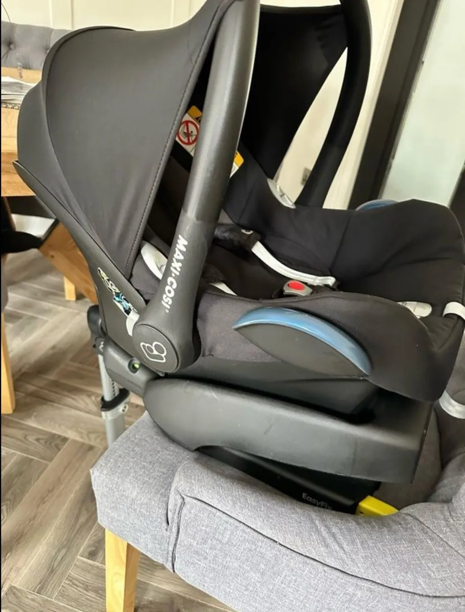 Maxi-Cosi CabrioFix I-size infant car seat isofix - Image 1