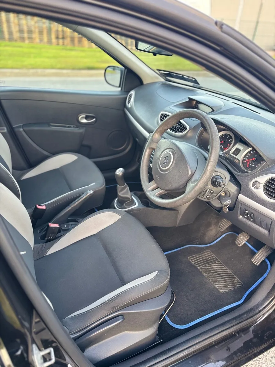 Renault Clio 2011 - Image 2