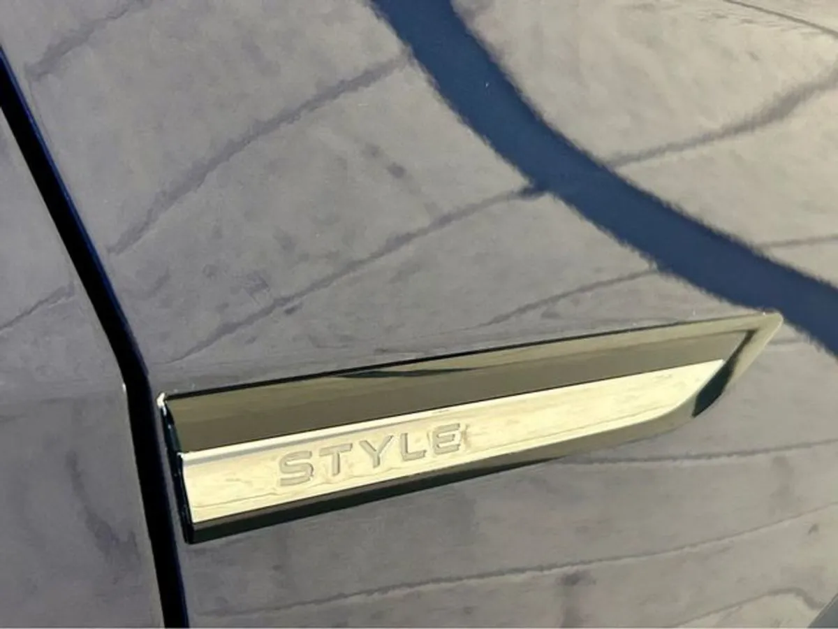 Volkswagen Golf Style 2.0 TDI 115HP 5DR - Image 2