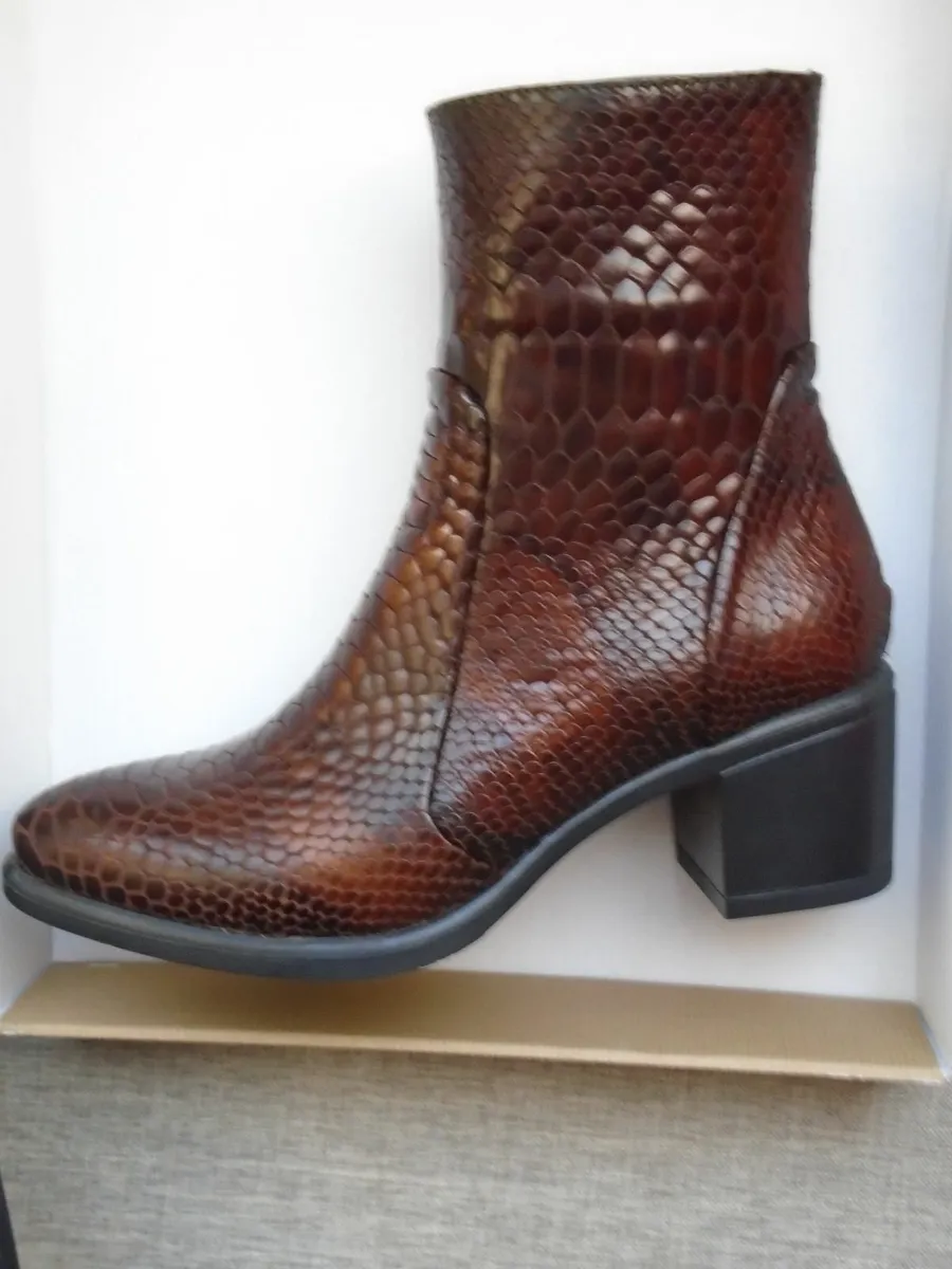 Ladies leather ankle boots, Size 36,new - Image 4