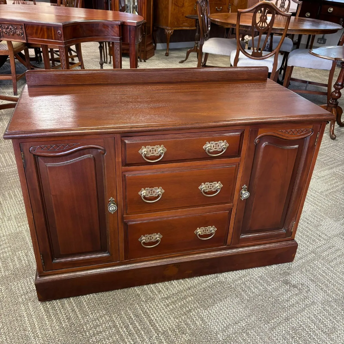 Beautiful mahogany Edwardian sideboard. Enclosed o