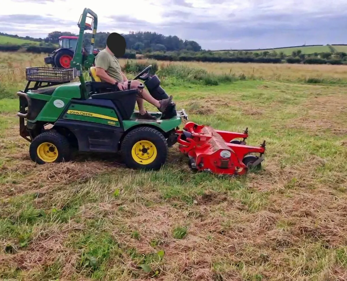 John Deere 1580 Ride on Mower Lawnmower - Image 1
