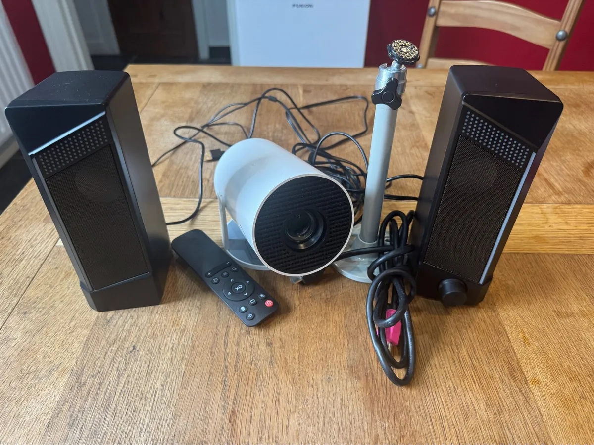 Smart Projector + support + hdmi+ speaker - Image 1