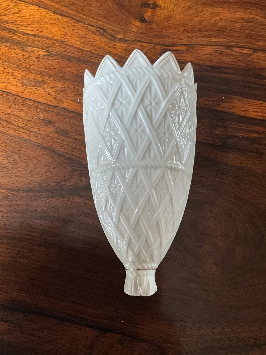 Limited Edition Belleek Tassel Wall Bracket - Image 1