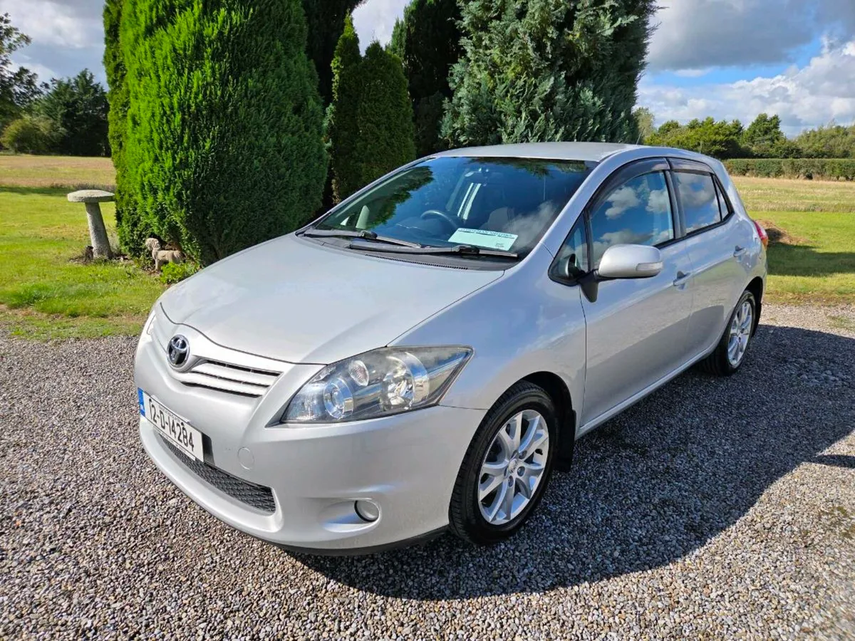 Very Low Mileage Toyota Auris 1.4 D4d Sport Auto - Image 2