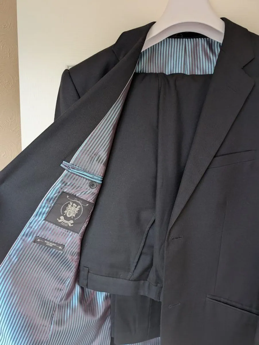 7 40L Suits 30 each or all for 150 - Image 2