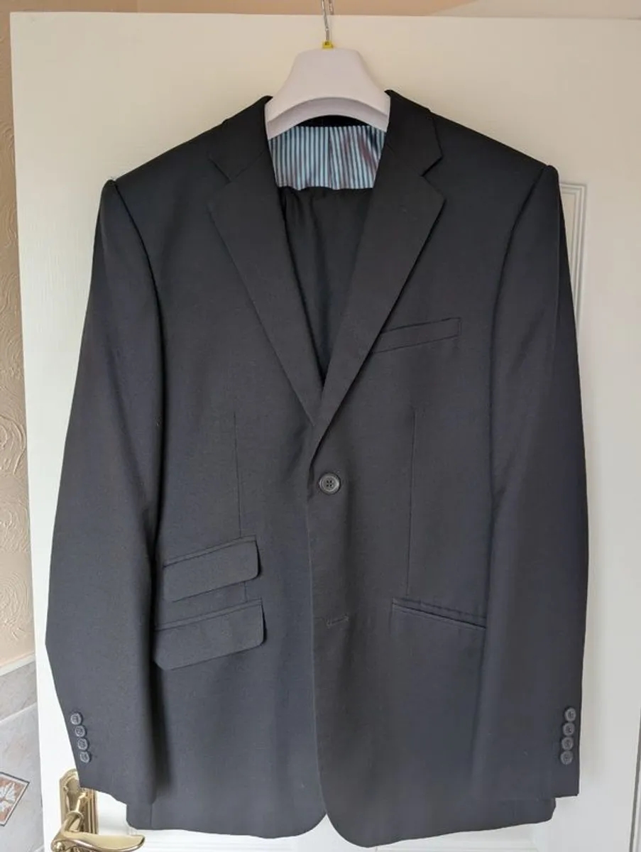 7 40L Suits 30 each or all for 150 - Image 3