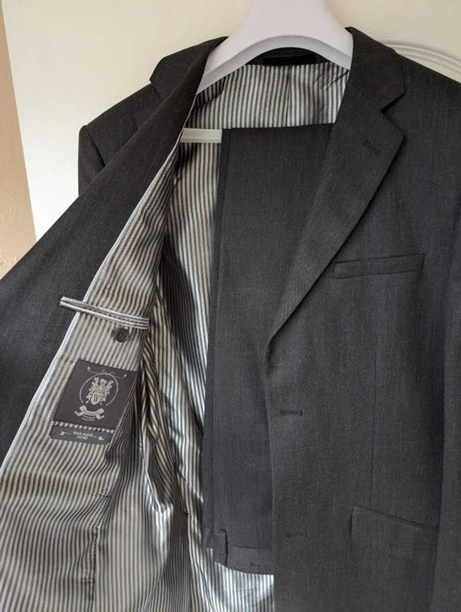 7 40L Suits 30 each or all for 150 - Image 4