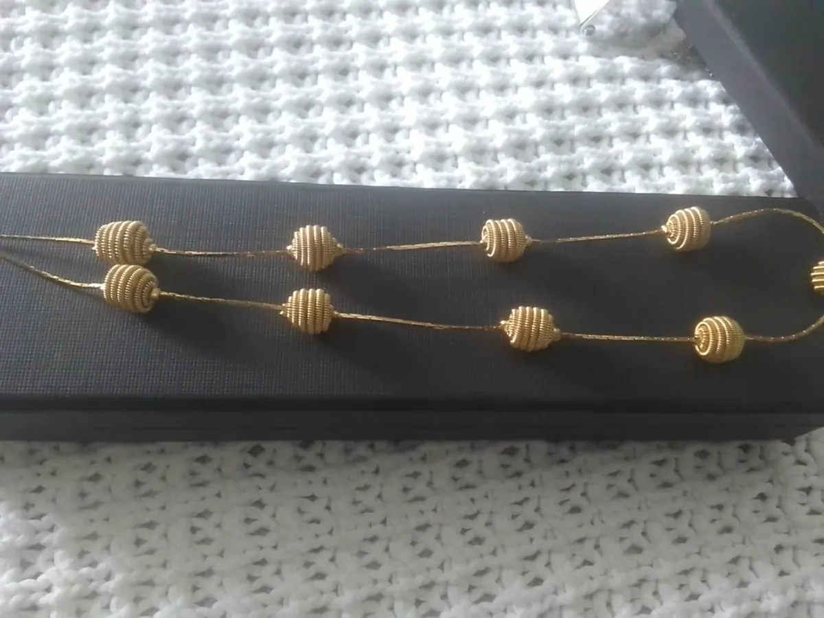 MONET VINTAGE GOLD TONE STATION NECKLACE NEW - Image 1