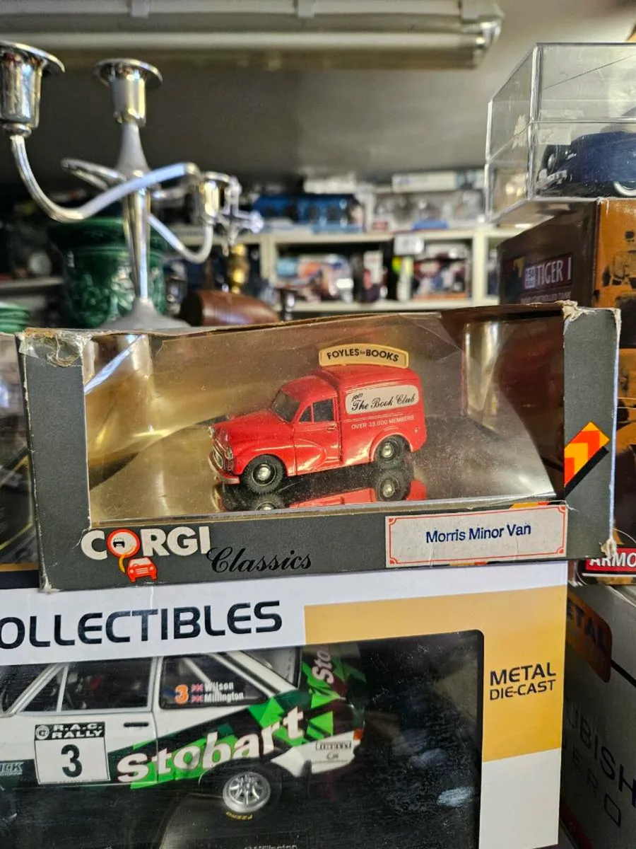Corgi Morris Minor Foyles Books Van - Image 2