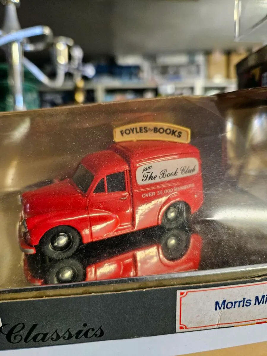Corgi Morris Minor Foyles Books Van - Image 3