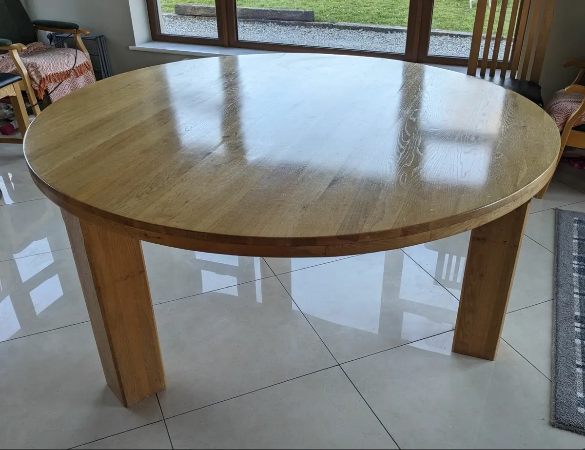 Solid oak dining table & chairs - Image 1