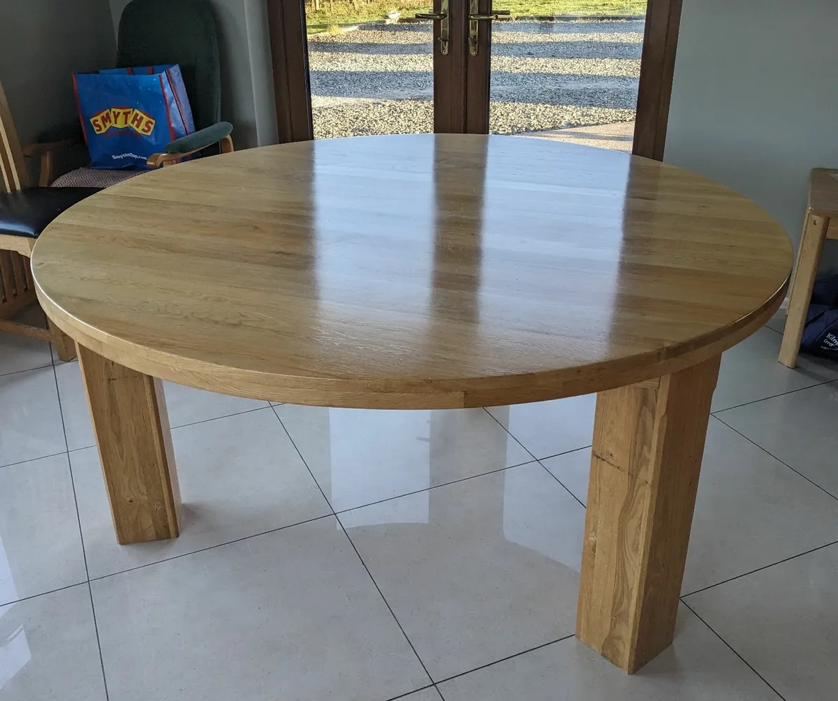 Solid oak dining table & chairs - Image 2