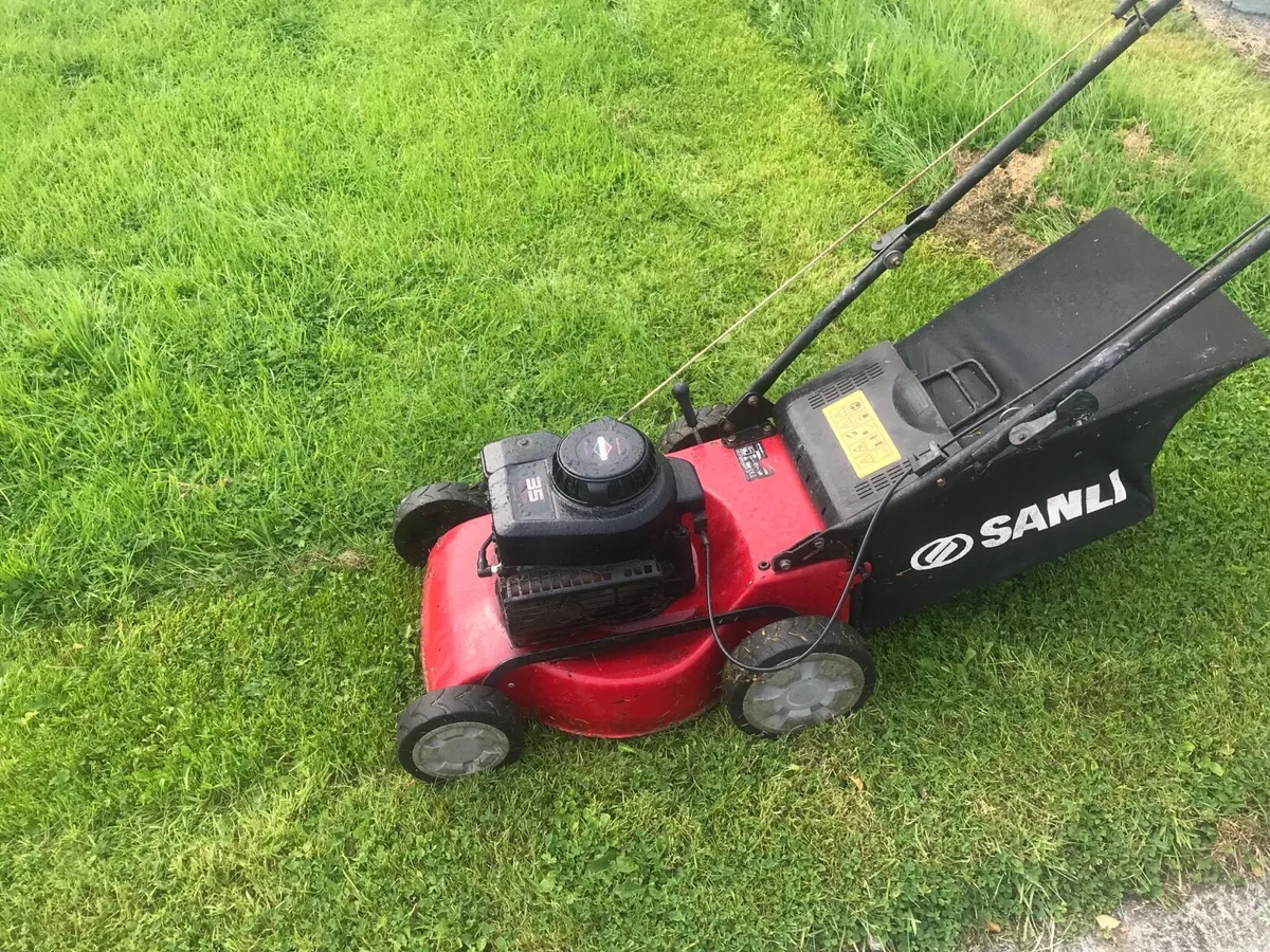 Briggs and stration Lawnmower - Image 1