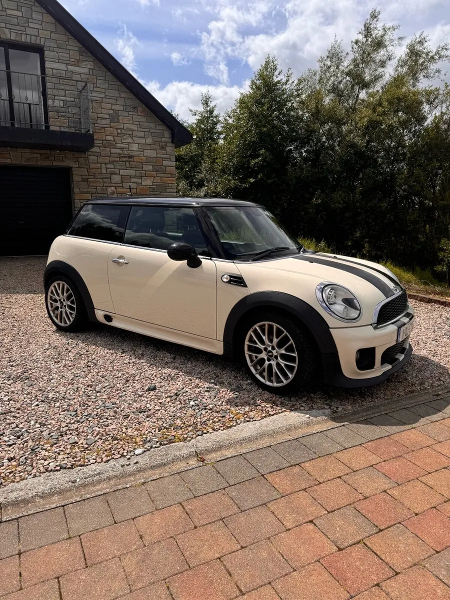 Mini Cooper 2011 - Image 1