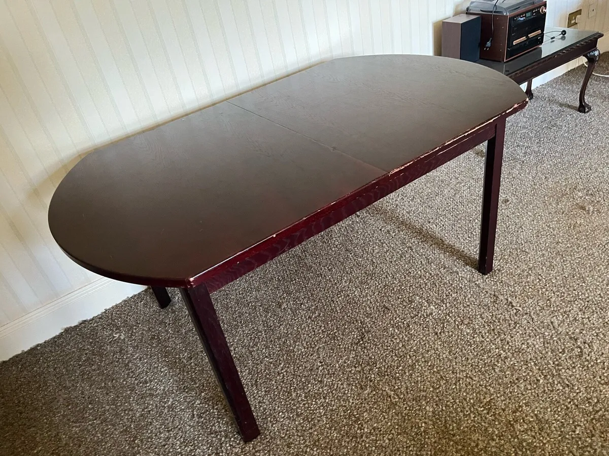 Extendable dining table