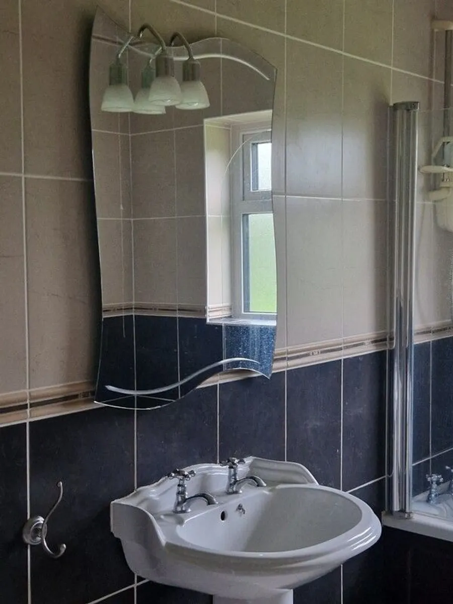 Full bathroom - Image 2