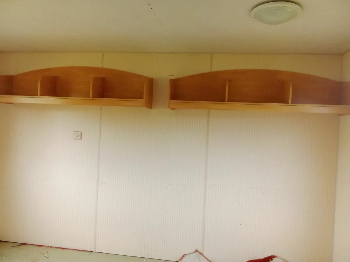 Pair of wall shelves - Image 1