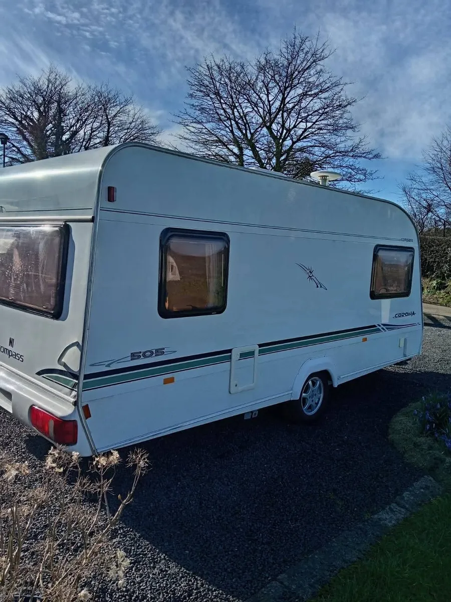 Lightweight Compass 5/6 berth with Full Awning - Image 3