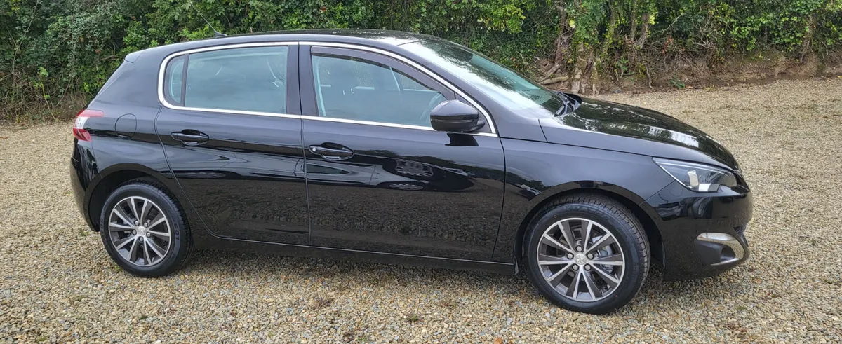 Stunning Peugeot 308 2016 5 door  diesel - Image 2