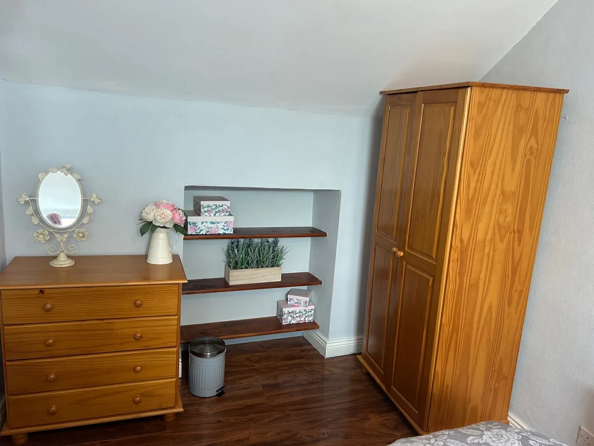 Bedroom furniture - Image 4