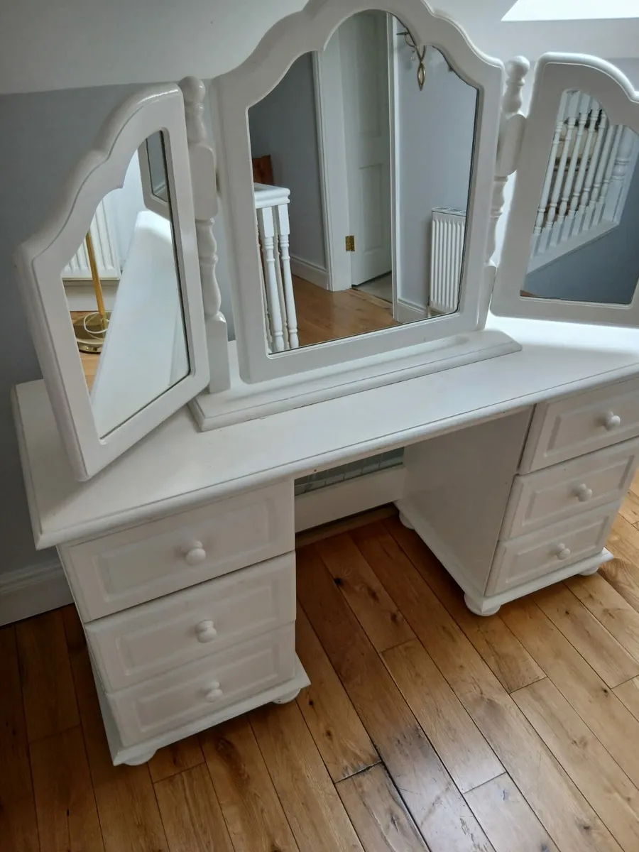Dressing table & bed side lockers