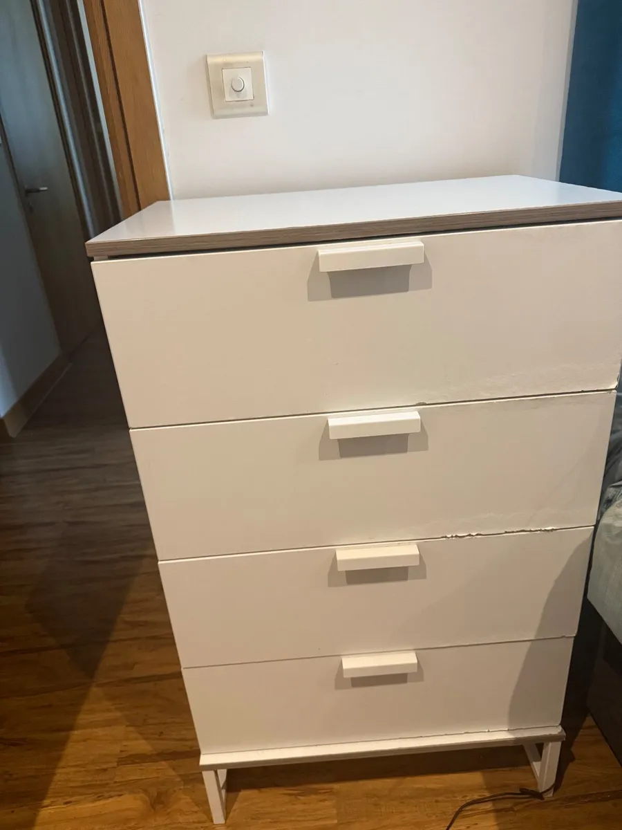 Furniture - Chest of drawers