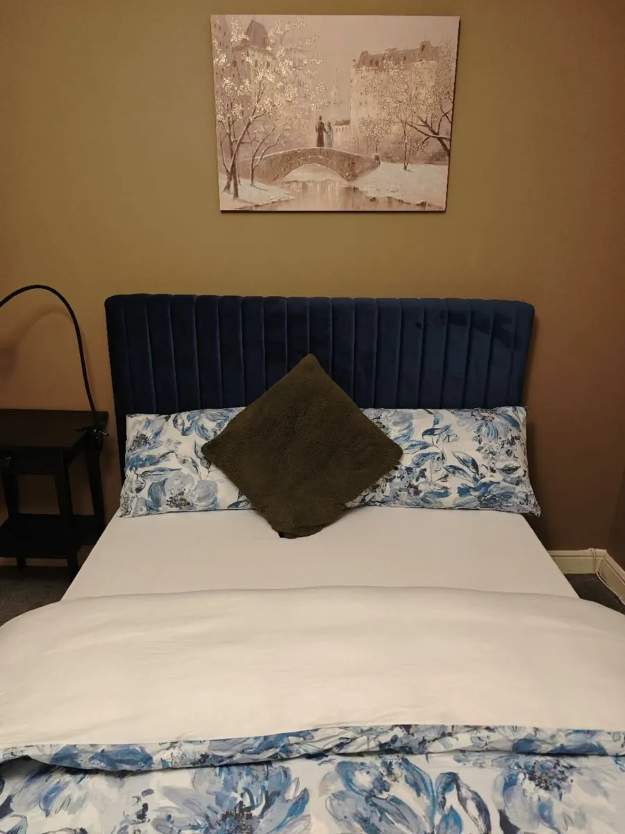 4′ 6 double bed velvet navy blue collect in Dublin - Image 1
