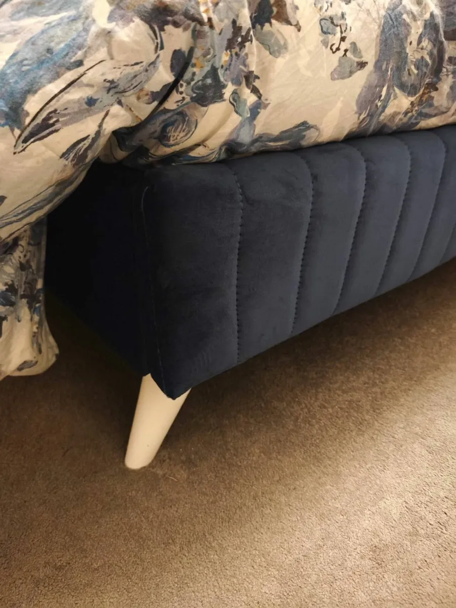 4′ 6 double bed velvet navy blue collect in Dublin - Image 2