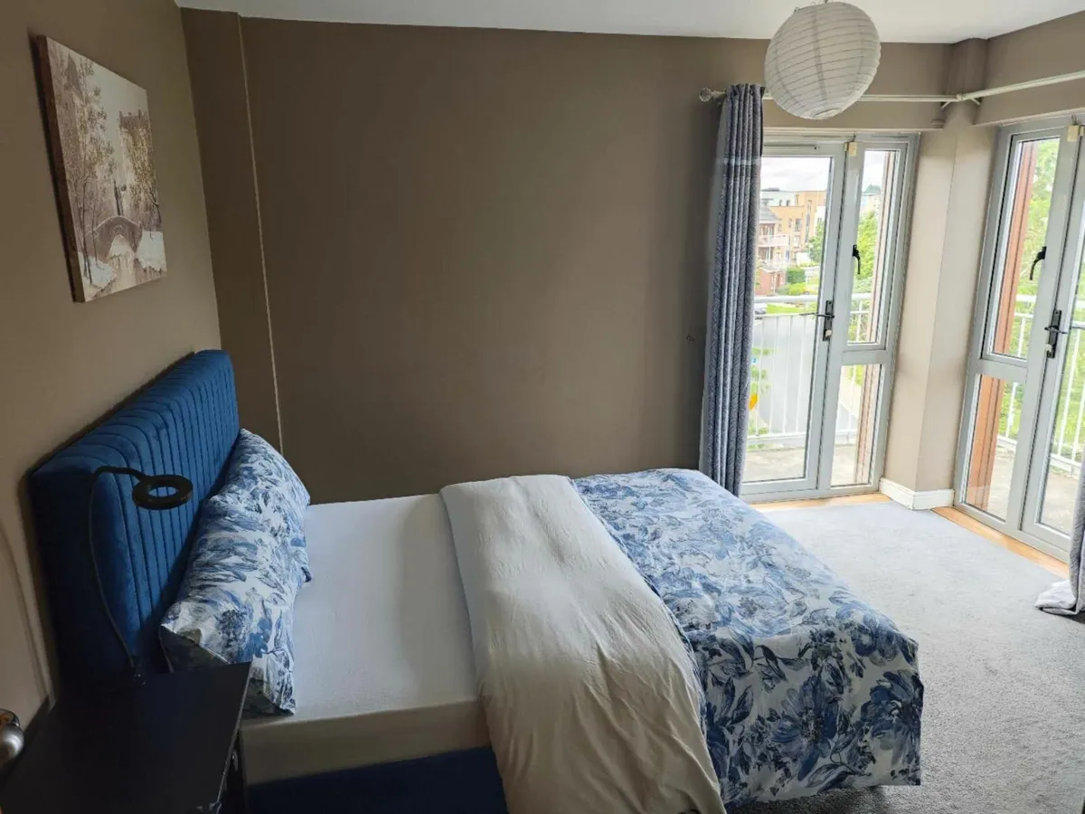 4′ 6 double bed velvet navy blue collect in Dublin - Image 4