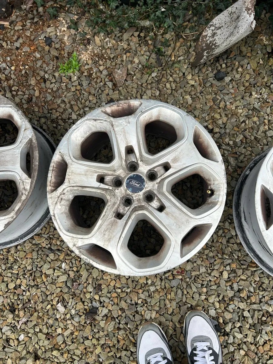 Ford alloy wheel - Image 3