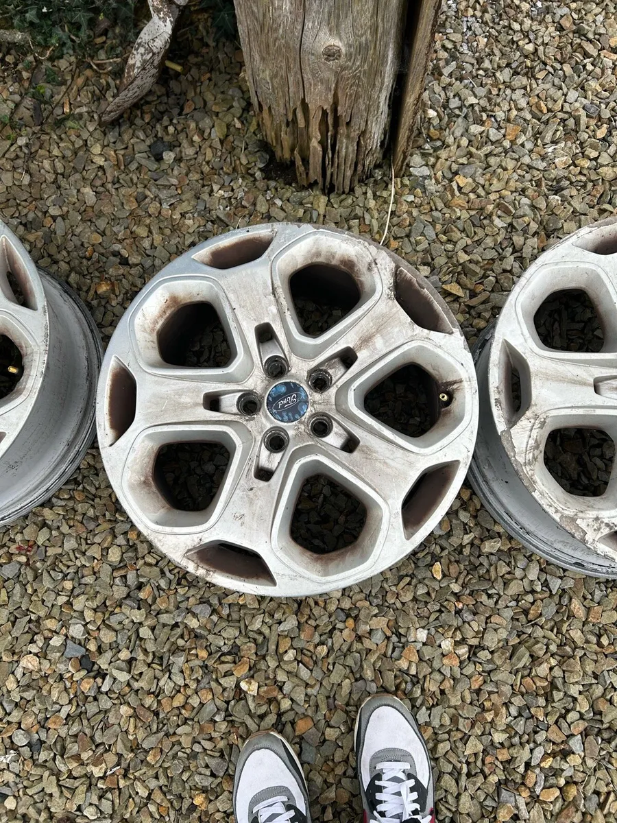 Ford alloy wheel - Image 4