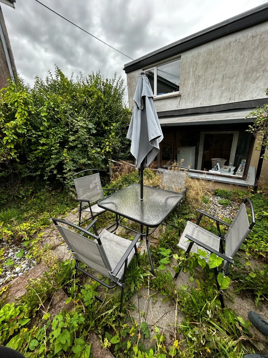 Garden table and chairs / Mirror - Image 1