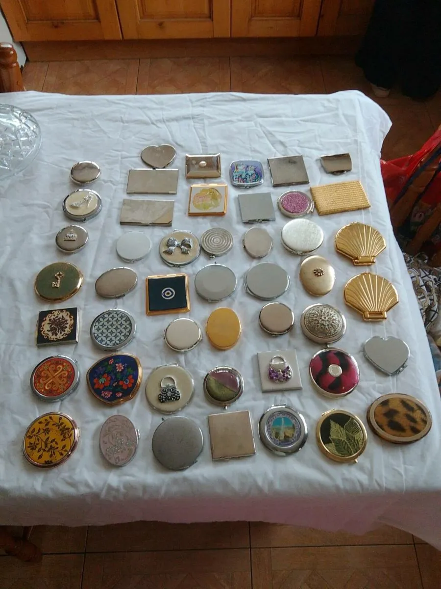 47 powder compacts - Image 1