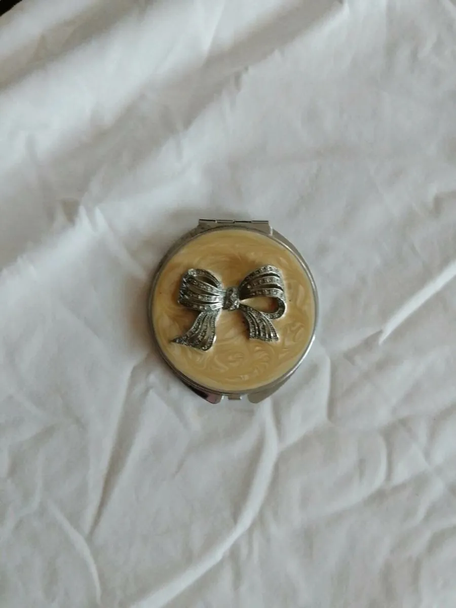 47 powder compacts - Image 2