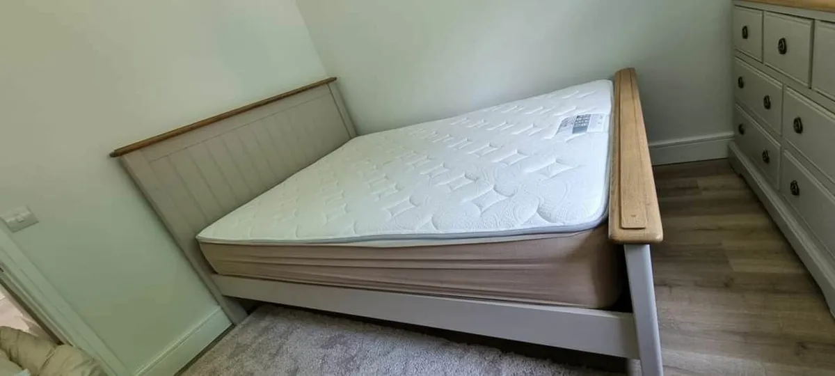 Bed with mattress and chest of drawer - Image 3