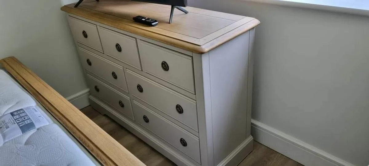 Bed with mattress and chest of drawer - Image 4