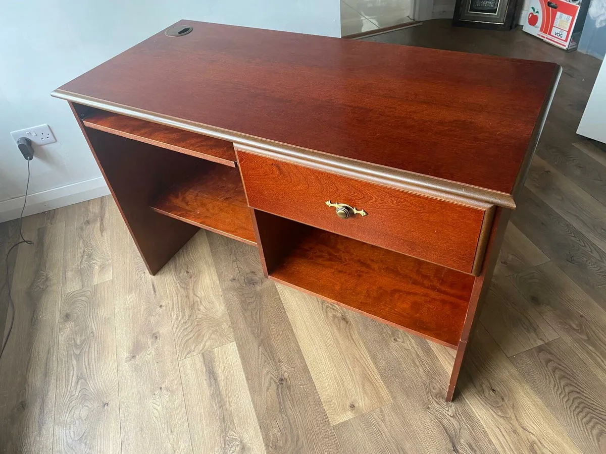 Computer table - Image 1