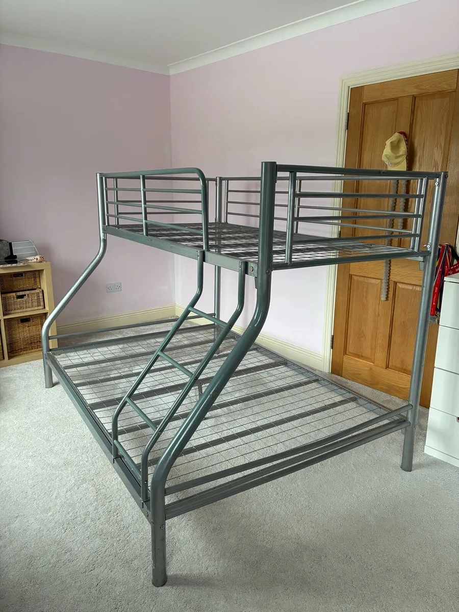 Double single bunk bed and mattresses - Image 1