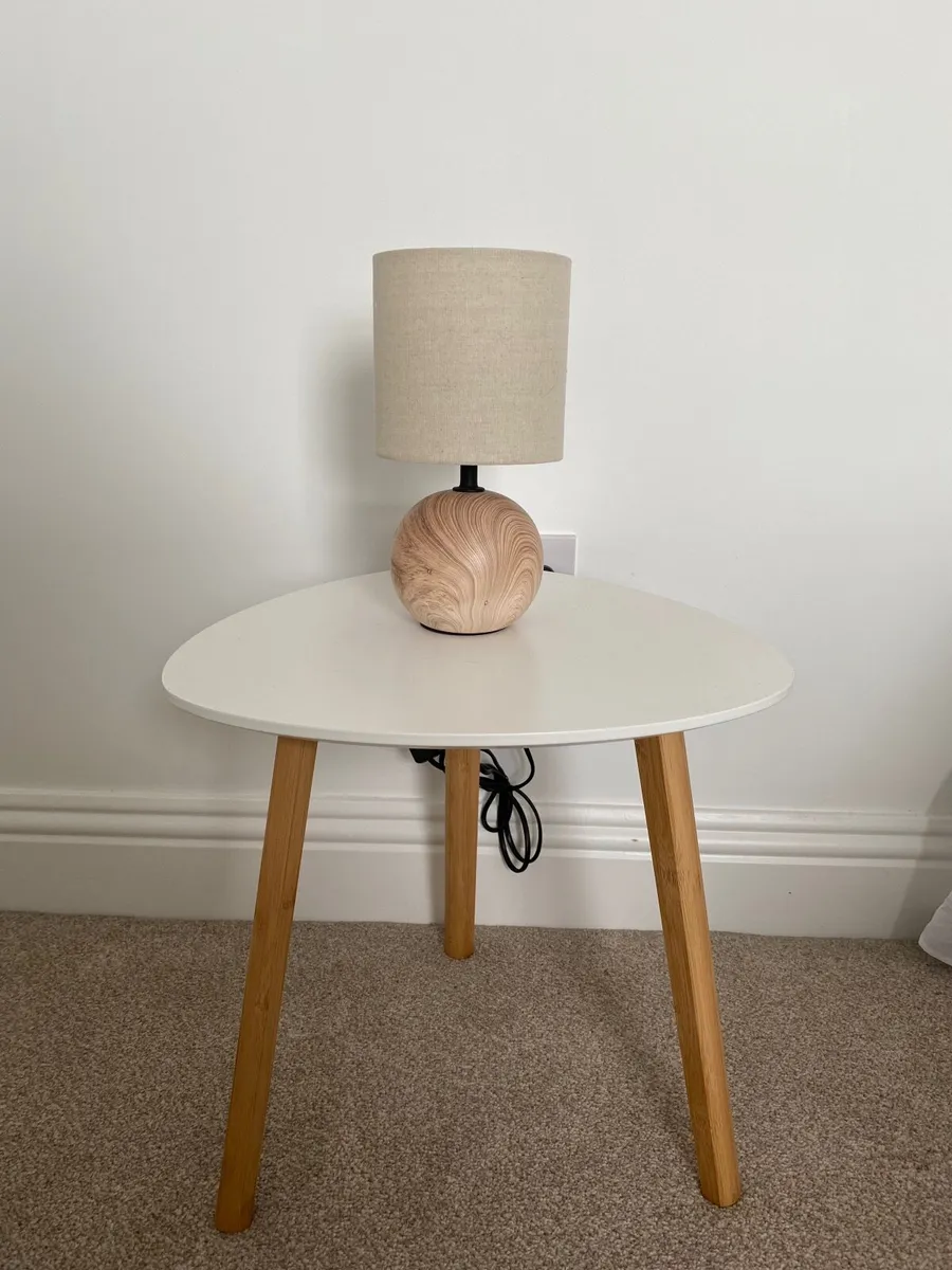 Bedside tables and lamps - Image 3