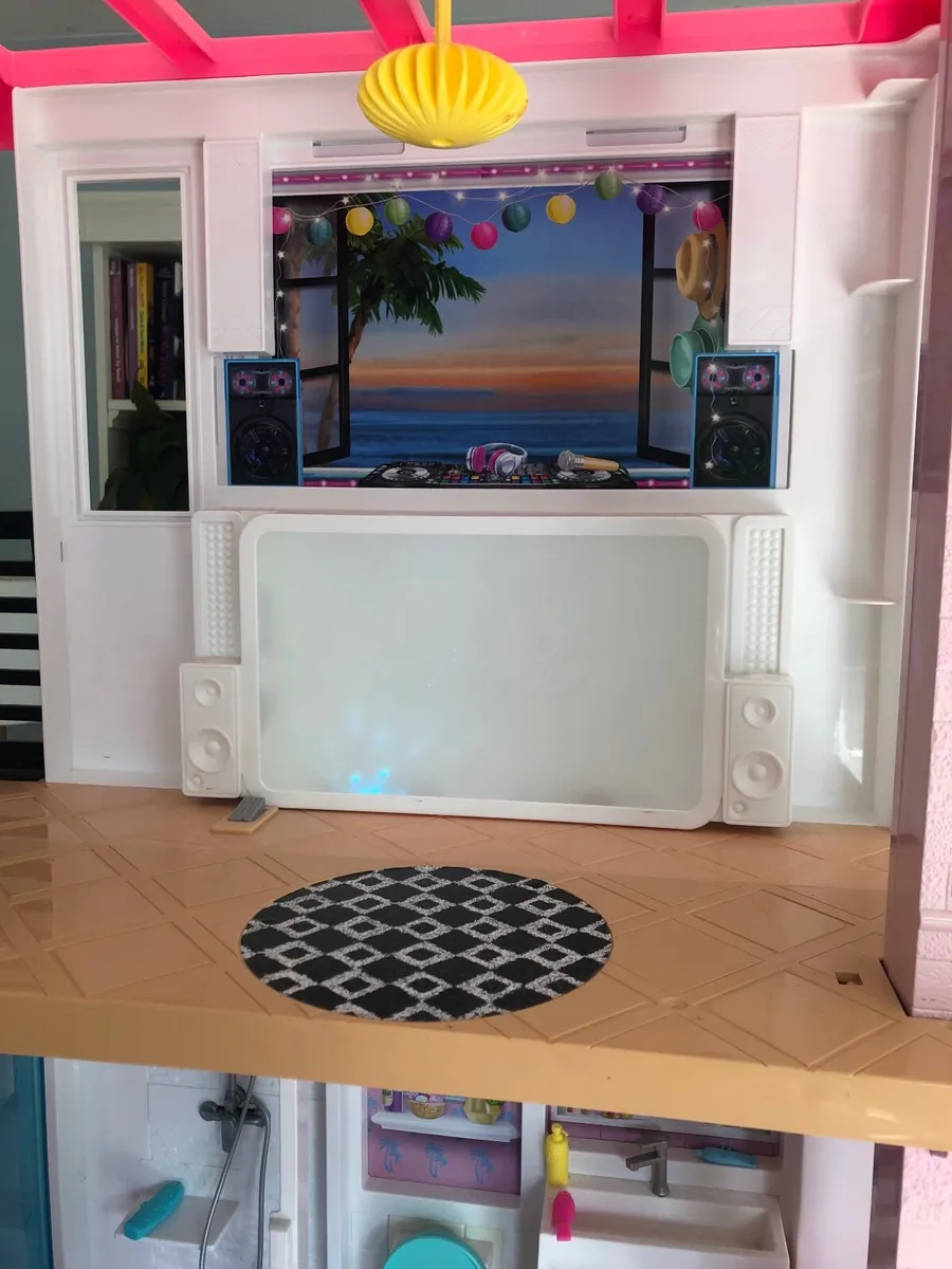 Barbie House with Campervan - Image 4