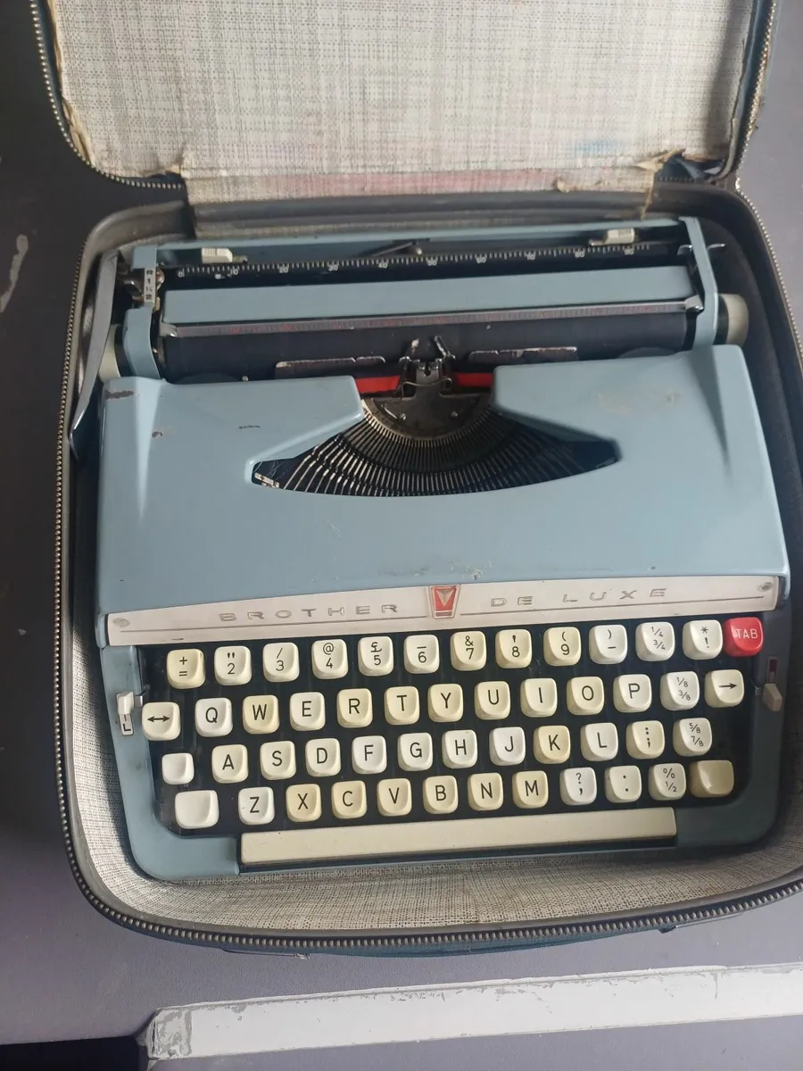 Brother delux tyepwriter with original case