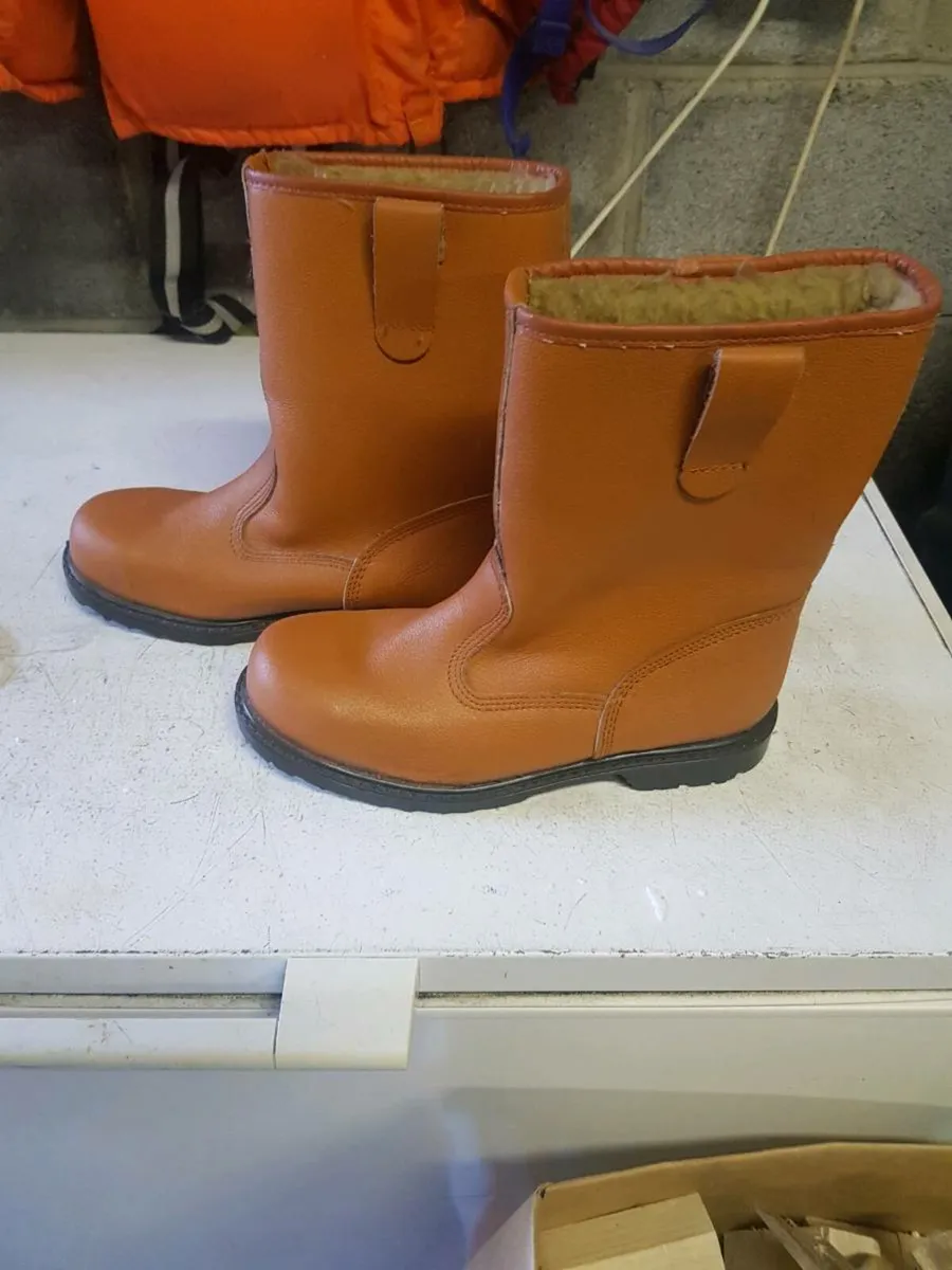 BOOTS - Image 3