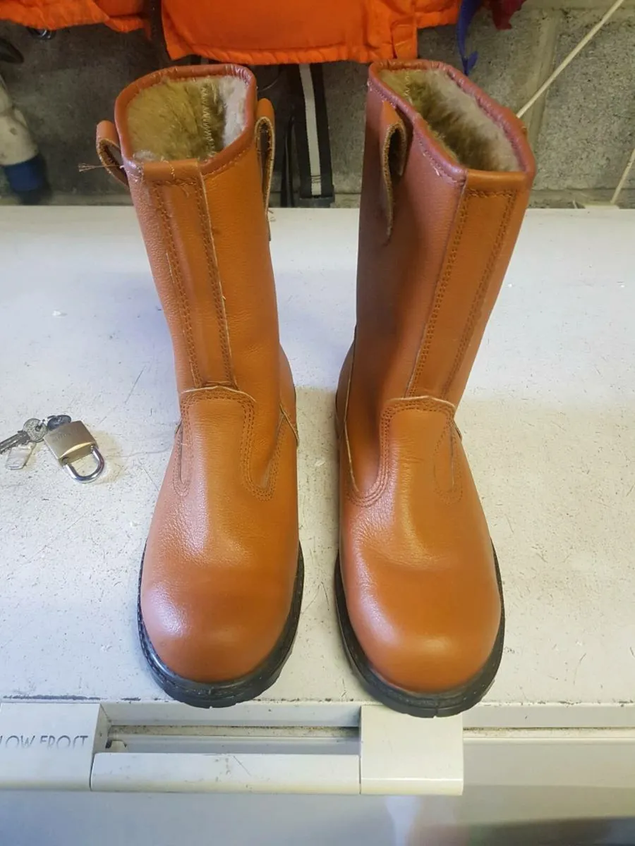 BOOTS - Image 4