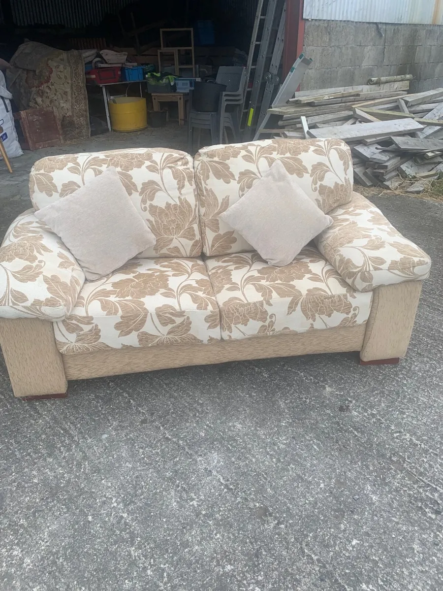 2 seater couch , good condition . - Image 1